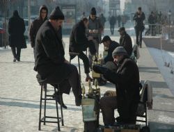 Ekmek derdi soğuk derdinden büyük..